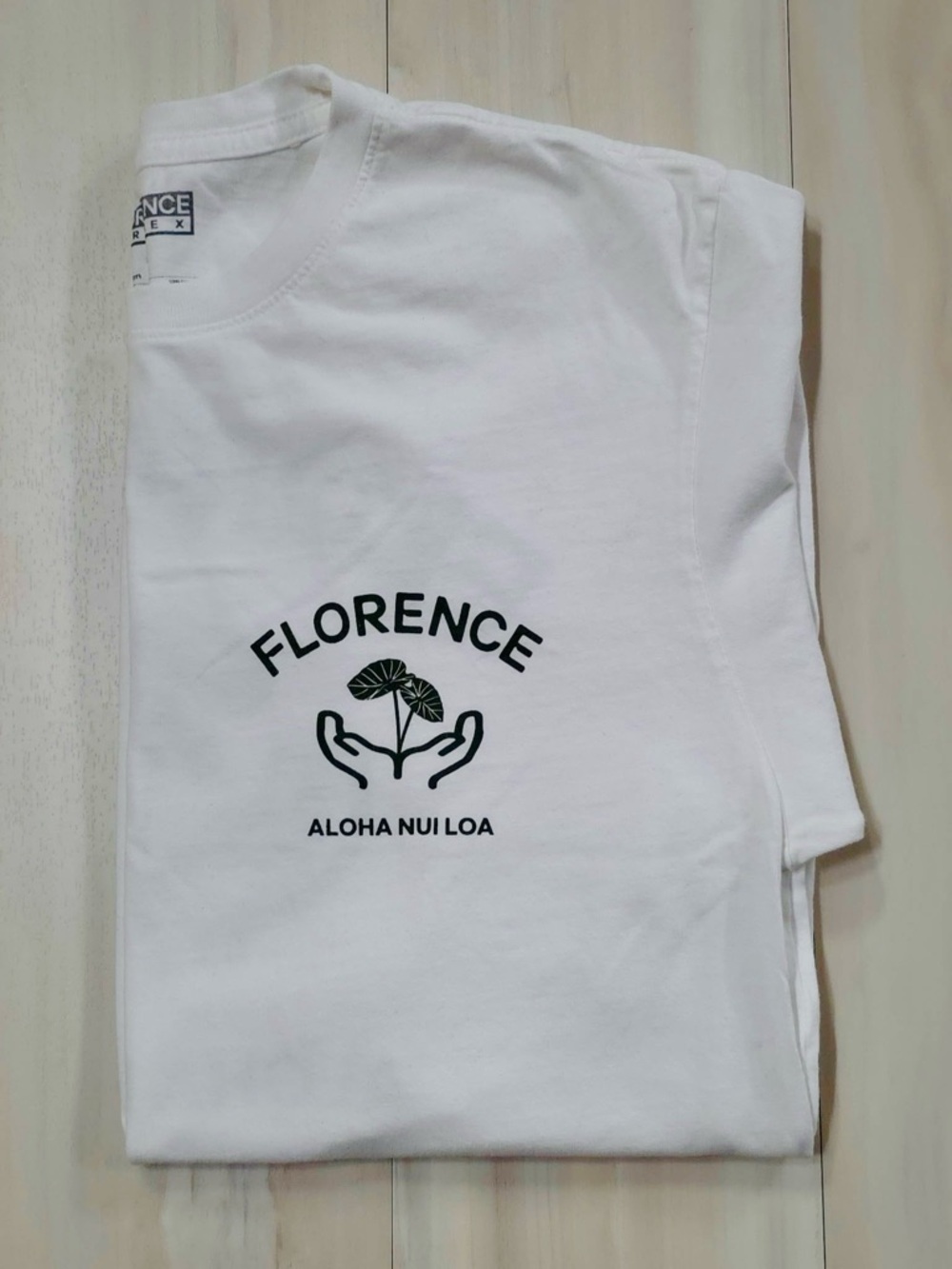 NWOT Florence Aloha Nui Loa White Graphic Tee size medium